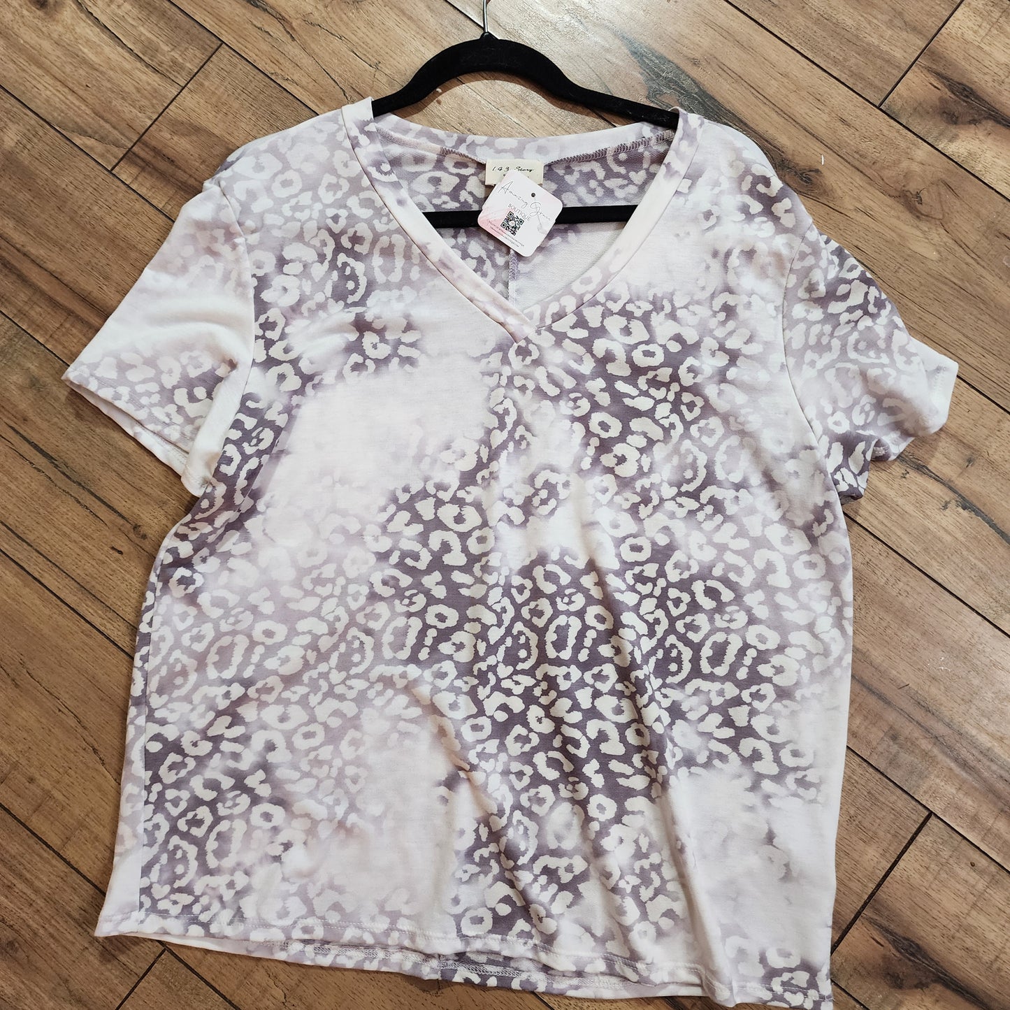 Fading Away Leopard V-Neck In Gray