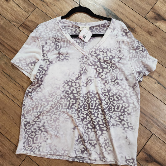 Fading Away Leopard V-Neck In Gray